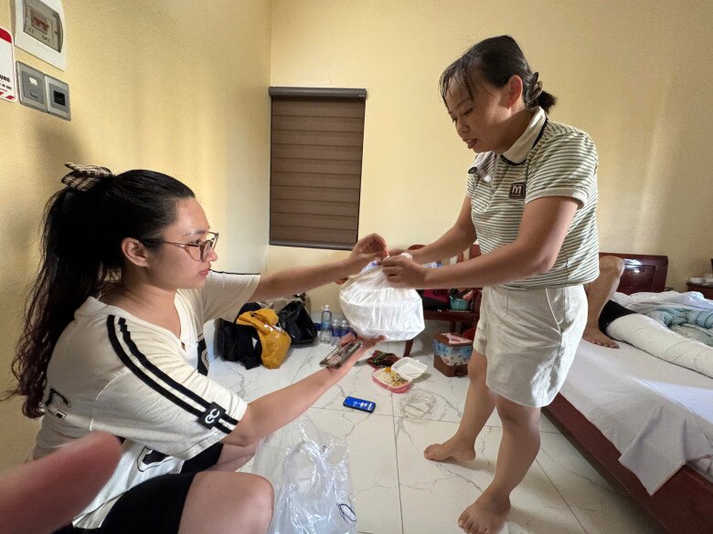 Chị Thảo Nguyên còn kết nối với các mạnh thường quân để xin những phần cơm thiện nguyện, mang về cho những bà con đang tạm trú trong nhà của mình.