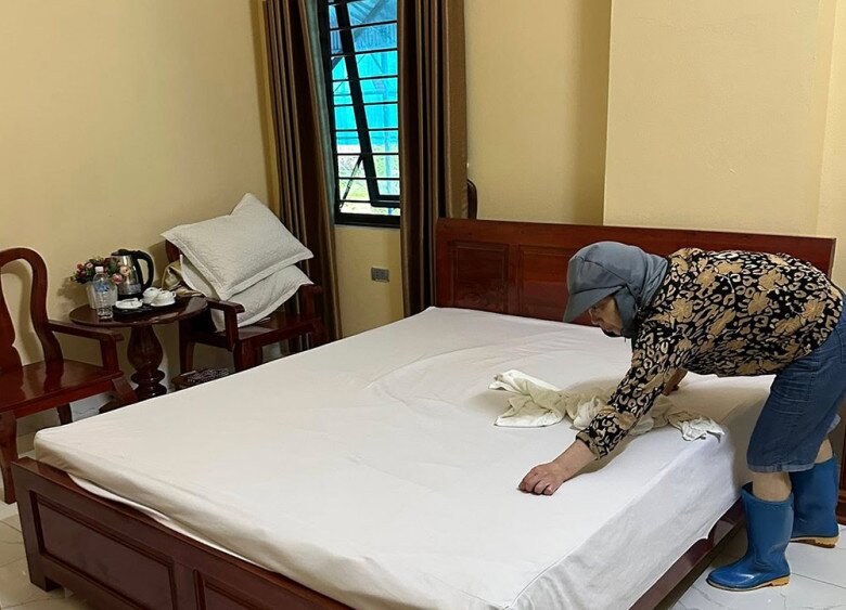 Gia đình chị Thảo Nguyên chia nhau ra làm việc, người dọn phòng, người chuẩn bị đồ khô, thức ăn vặt... để hỗ trợ bà con đang bị ảnh hưởng nghiêm trọng do cơn lũ.