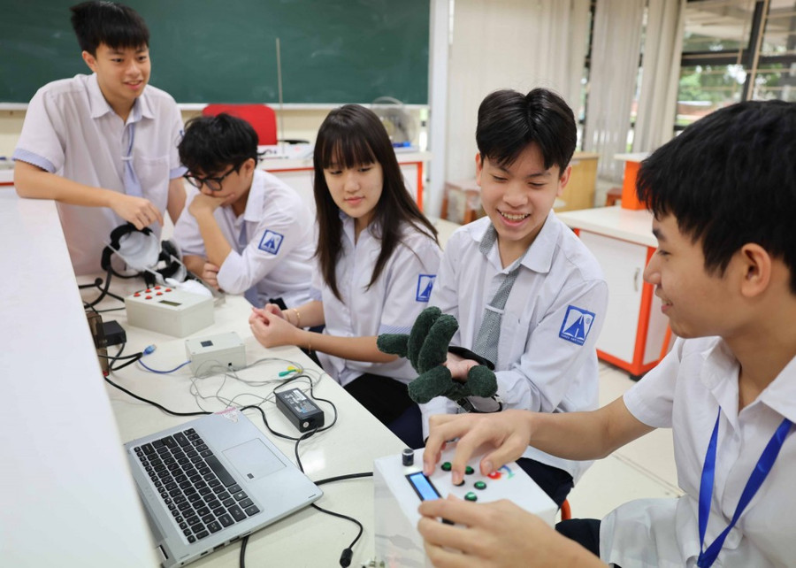 Học sinh Chuyên Hà Nội - Amsterdam tích cực tham gia nghiên cứu khoa học, có nhiều công trình khoa học mang tính thực tiễn và gặt hái nhiều thành công ở các cuộc thi sáng tạo.