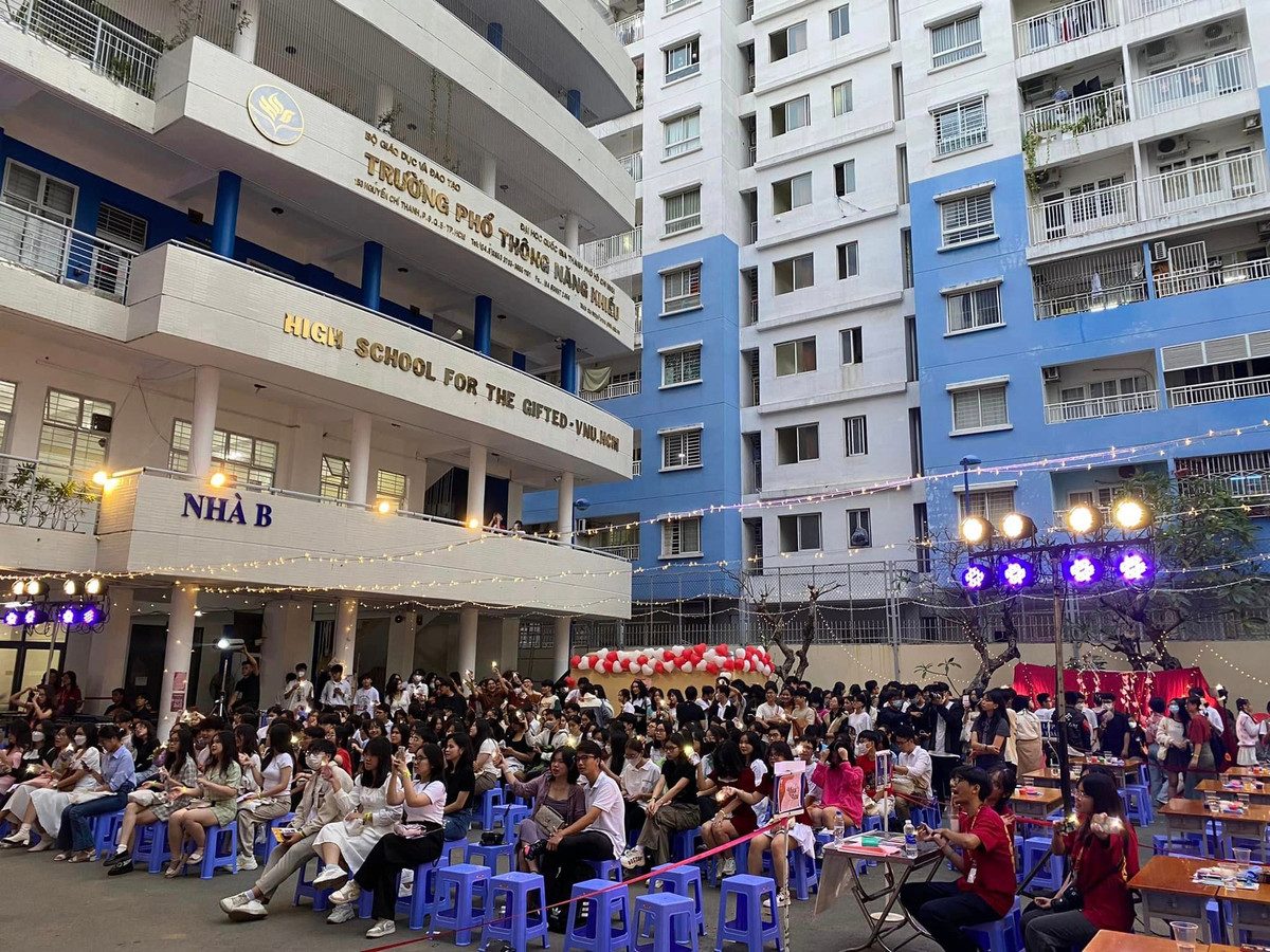 Trường Phổ thông Năng khiếu là trường THPT chuyên trực thuộc ĐHQG TP.HCM, được thành lập từ năm 1996. Điều đặc biệt là trường không có chữ Trung học trong tên để phân biệt với các trường cấp 3 trực thuộc Bộ giáo dục và Đào tạo tại TP.HCM.