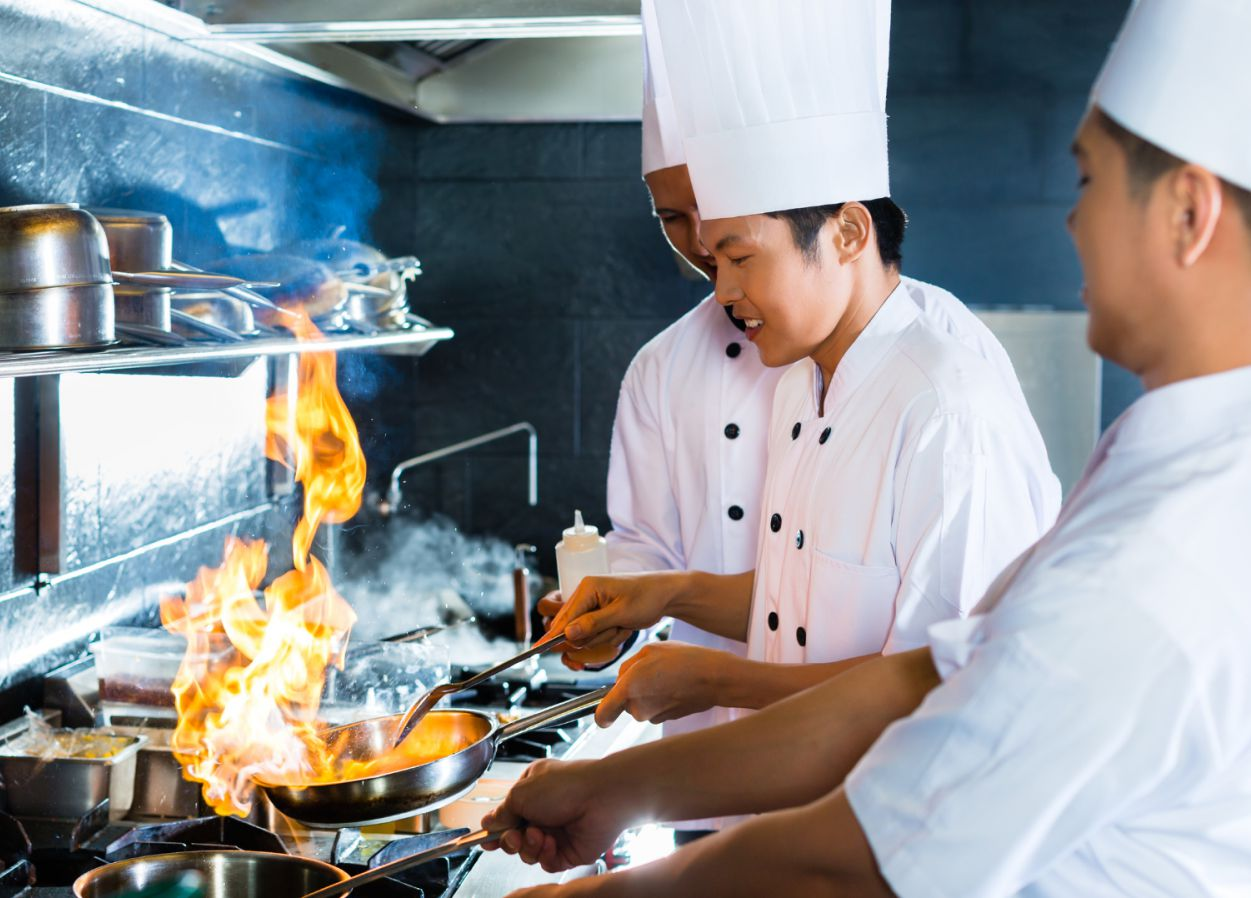 Sau khi tích lũy đủ kinh nghiệm và danh tiếng, nhiều người lựa chọn tự mở nhà hàng, quán ăn riêng, hoặc trở thành chuyên gia tư vấn ẩm thực, giảng viên dạy nghề, food stylist, hay đảm nhận vị trí đầu bếp trên các du thuyền và resort quốc tế.