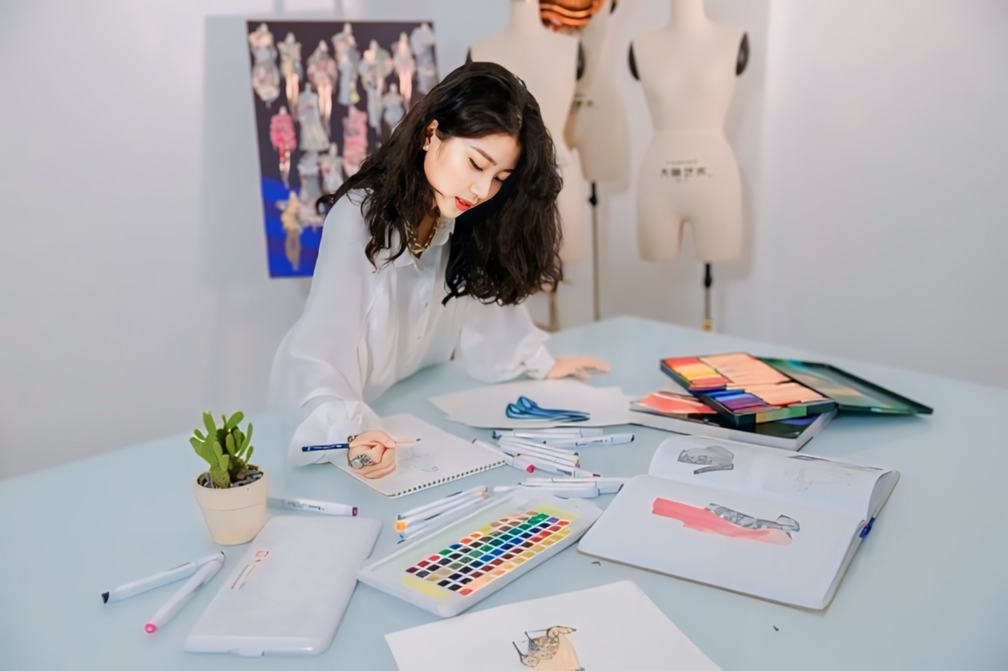 Ngoài ra, chương trình học còn cung cấp những kiến thức cơ bản về mỹ thuật và thẩm mỹ trong thiết kế thời trang, giúp sinh viên hiểu cách phối màu, tạo dáng, và biến ý tưởng thành sản phẩm thực tế.