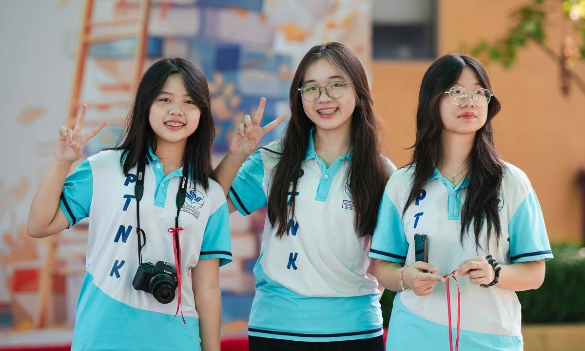 Trường Phổ thông Năng khiếu là trường hệ chuyên, trực thuộc Đại học Quốc gia TP.HCM và được thành lập từ năm 1996. Sở dĩ trường có tên đặc biệt không có chữ trung học để nhằm phân biệt với các trường THPT trực thuộc Sở GDamp;ĐT TP.HCM.