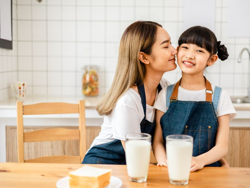 Ngoài ra, sữa tươi còn góp phần giữ ấm cơ thể nhờ cung cấp năng lượng ổn định và giúp trẻ duy trì hoạt động trong thời tiết giá lạnh.