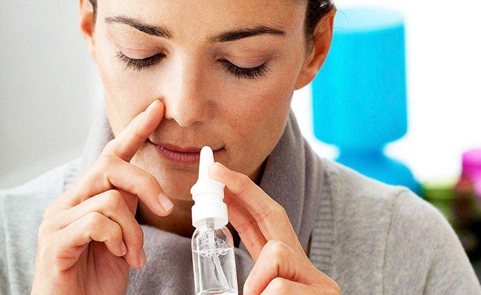 Ngoài ra, súc miệng nước muối cũng giúp làm sạch vùng họng, giảm khô rát do hít phải không khí ô nhiễm và hỗ trợ ngăn ngừa bệnh về đường hô hấp trên.