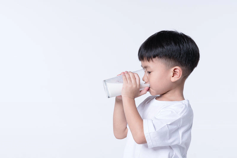 Nên cho bé lựa chọn vị sữa yêu thích để duy trì thói quen này dễ dàng, giúp bé cảm giác thoải mái khi được uống sữa mỗi ngày.