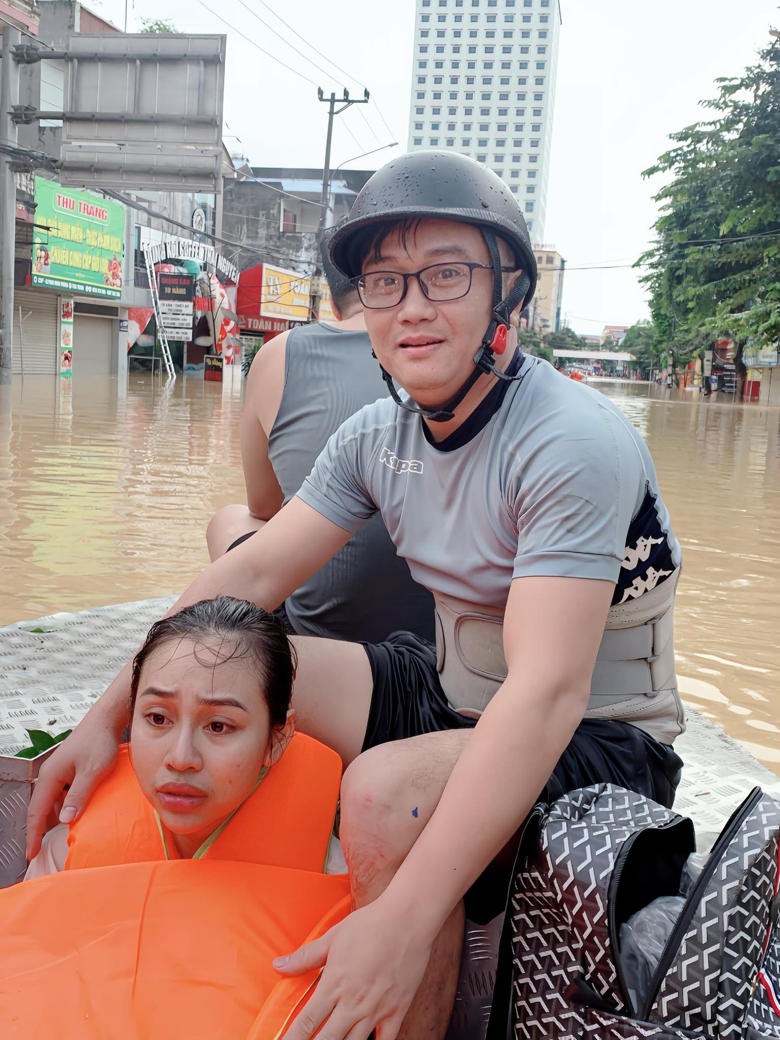 Anh Tùng đã cứu được người mẹ trẻ không may gặp sự cố trên đường mua thuốc cho con ngay thời điểm nước lũ dâng cao ở Thái Nguyên.