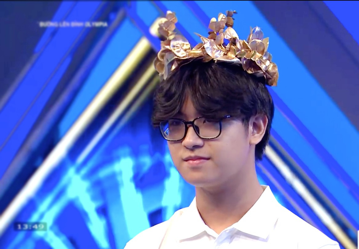 Với tài năng và sự bản lĩnh của mình, Trần Bùi Bảo Khánh nhận được sự kỳ vọng của thầy cô, học sinh nhà trường để một lần nữa mang cúp vô địch về cho THPT Chuyên Hà Nội - Amsterdam.