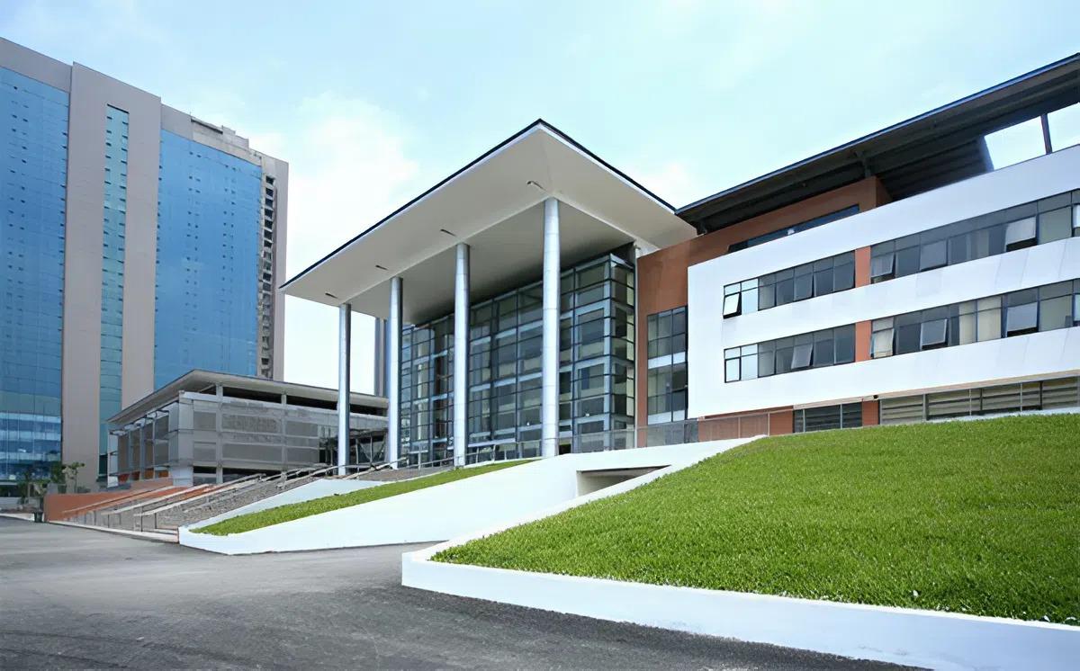 Ngôi trường chuyên hàng đầu thủ đô với không gian học tập hiện đại, tiện nghi.