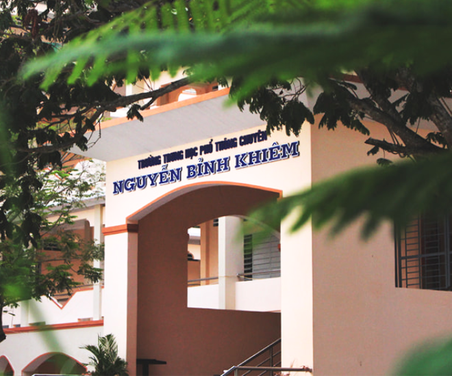 Mang tên vị danh nhân văn hoá lớn - “Trạng Trình” Nguyễn Bỉnh Khiêm, trường thành lập năm 1992, với sứ mệnh phát hiện, bồi dưỡng nhân tài ở tỉnh Vĩnh Long.