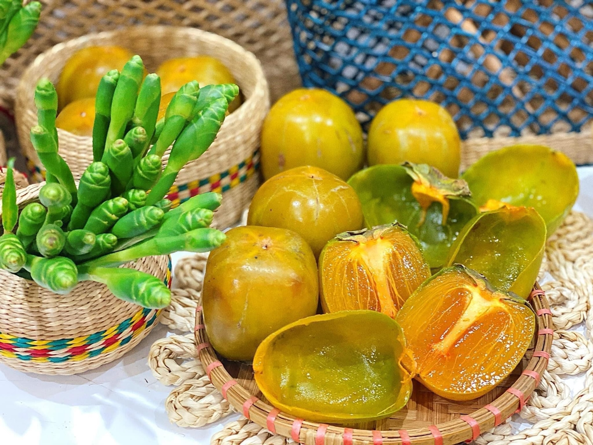 Thời gian thu hoạch ngắn, mỗi năm chỉ có một mùa, diện tích trồng lại không còn nhiều nên hồng da tre ngày càng trở nên quý hiếm, thực khách muốn mua có khi phải đặt hàng trước cả tháng.