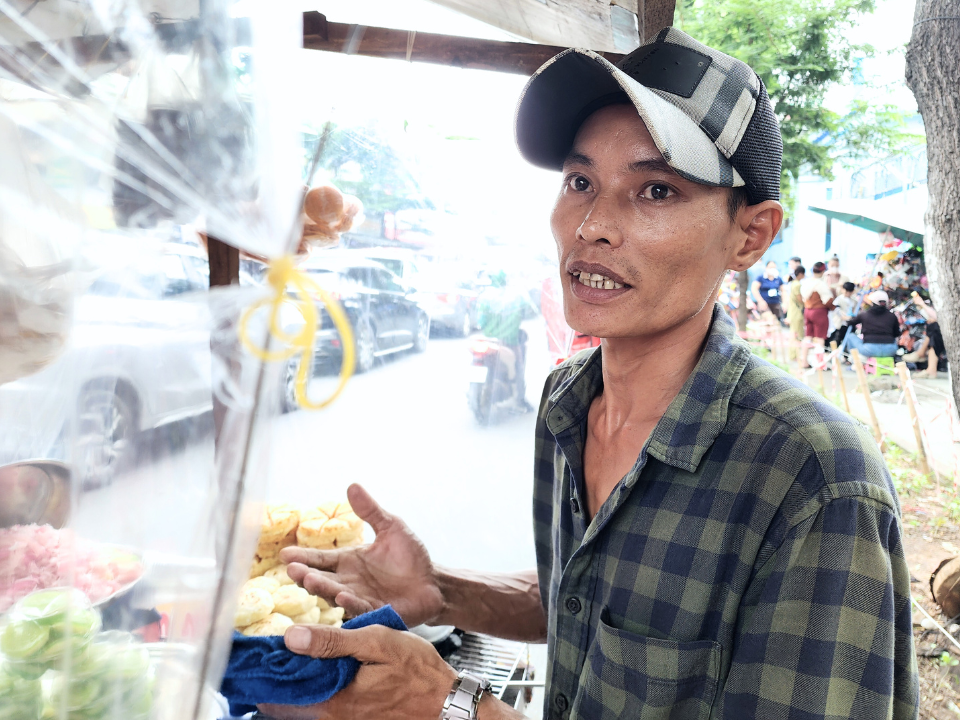 Tuy trên vai nhiều gánh nặng nhưng anh Ty luôn tự nhủ lòng phải cố gắng bươn chải, tiết kiệm từng đồng để lo cho hai con mắc bệnh bẩm sinh.