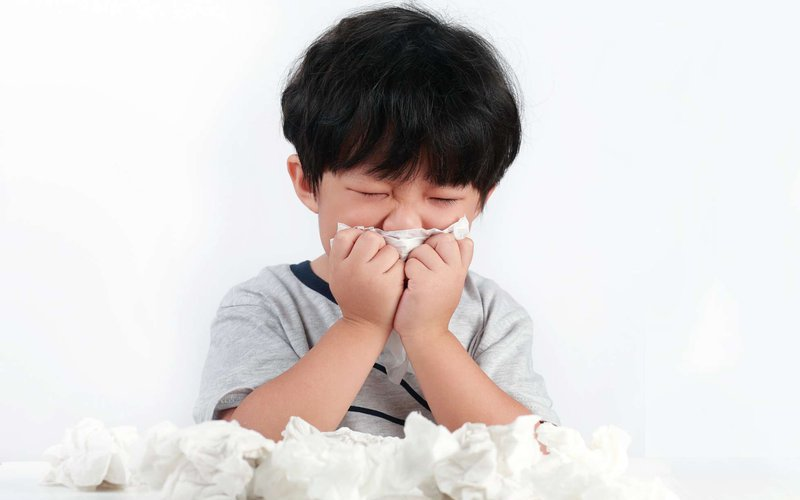 Khi trong nhà có người bị cúm, cần hạn chế cho trẻ tiếp xúc, mở cửa thông thoáng và vệ sinh đồ chơi, tay nắm cửa, mặt bàn.