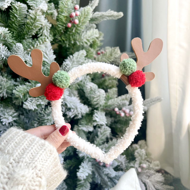 Nhỏ nhắn, không tốn diện tích túi xách, item này cực kỳ xứng đáng có mặt trong set đồ đi chơi Noel của chị em. Giá thành các loại kẹp tóc, băng đô Noel thường dao động từ 20.000 đồng - 80.000 đồng dễ mua tại các cửa hàng phụ kiện và sàn thương mại điện tử.