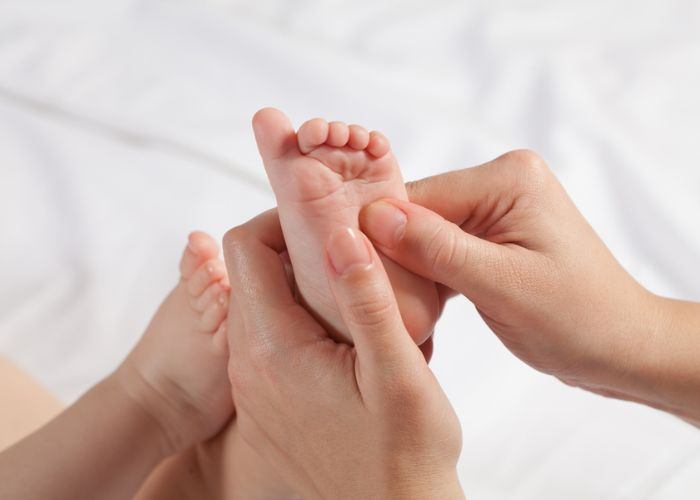 Massage chân trở thành một bước chăm sóc vừa đơn giản vừa mang lại giá trị sức khỏe bền vững cho trẻ trong mùa lạnh.