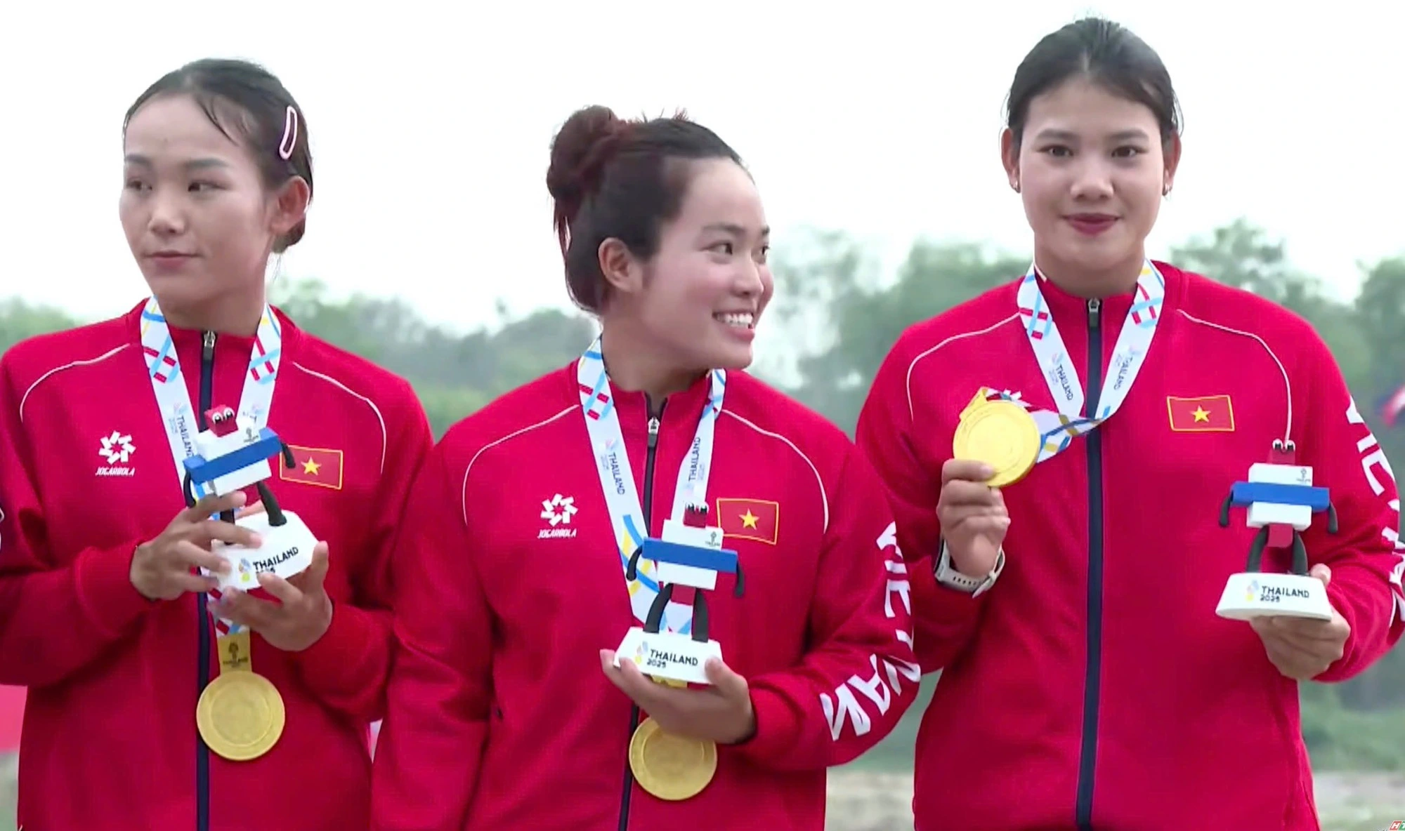 Tay chèo Ma Thị Thùy (phải) cũng là vận động viên có nhiều thành tích nổi bật trong đội tuyển Canoeing Việt Nam.