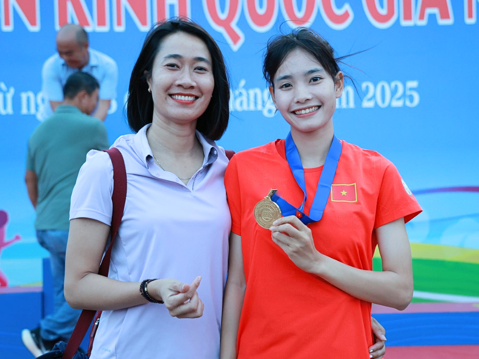 Cô giáo Phạm Thị Ngọt (bên trái) là người thầy tận tâm, nhiệt huyết, chỉ dẫn và động hành cùng nữ vận động viên trẻ để chinh phục từng tấm huy chương danh giá ở các đường chạy trong nước và quốc tế.