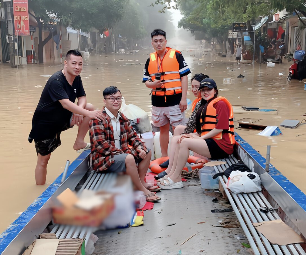 Anh Bùi Tùng đã có hơn 15 năm kinh nghiệm trong việc hỗ trợ bà con vùng lũ.