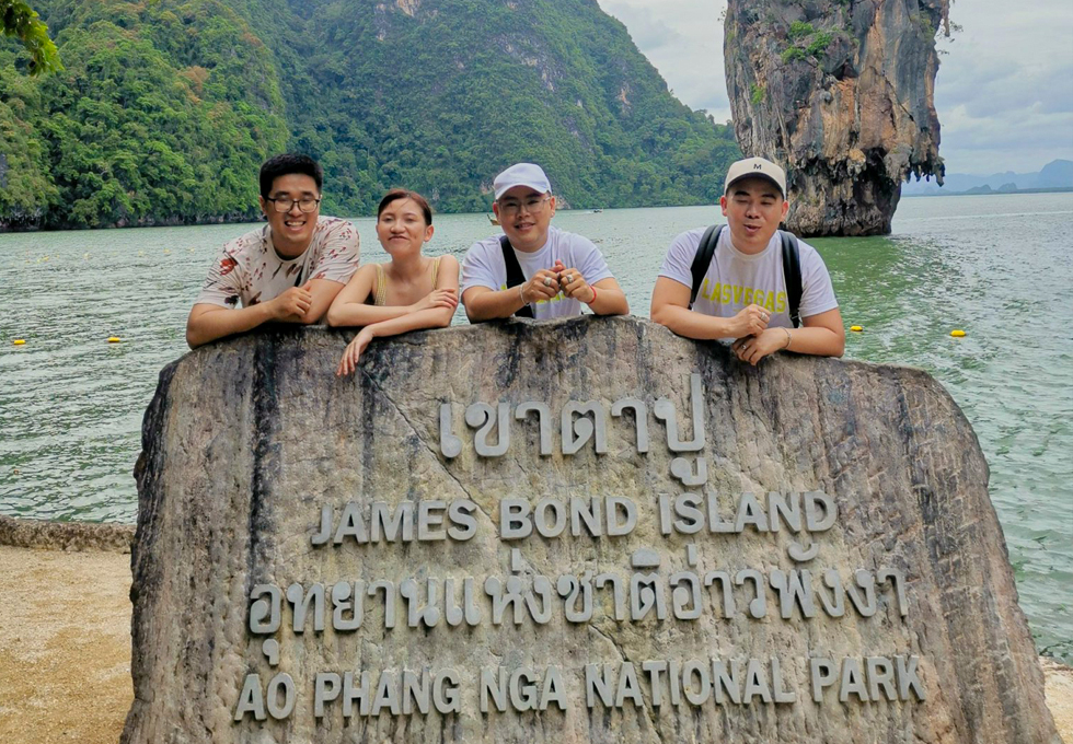 khám phá các điểm đến như Vịnh Phang Nga và các hòn đảo lân cận như Ko Racha Ya là hoạt động du lịch không thể bỏ qua khi đến Phuket.