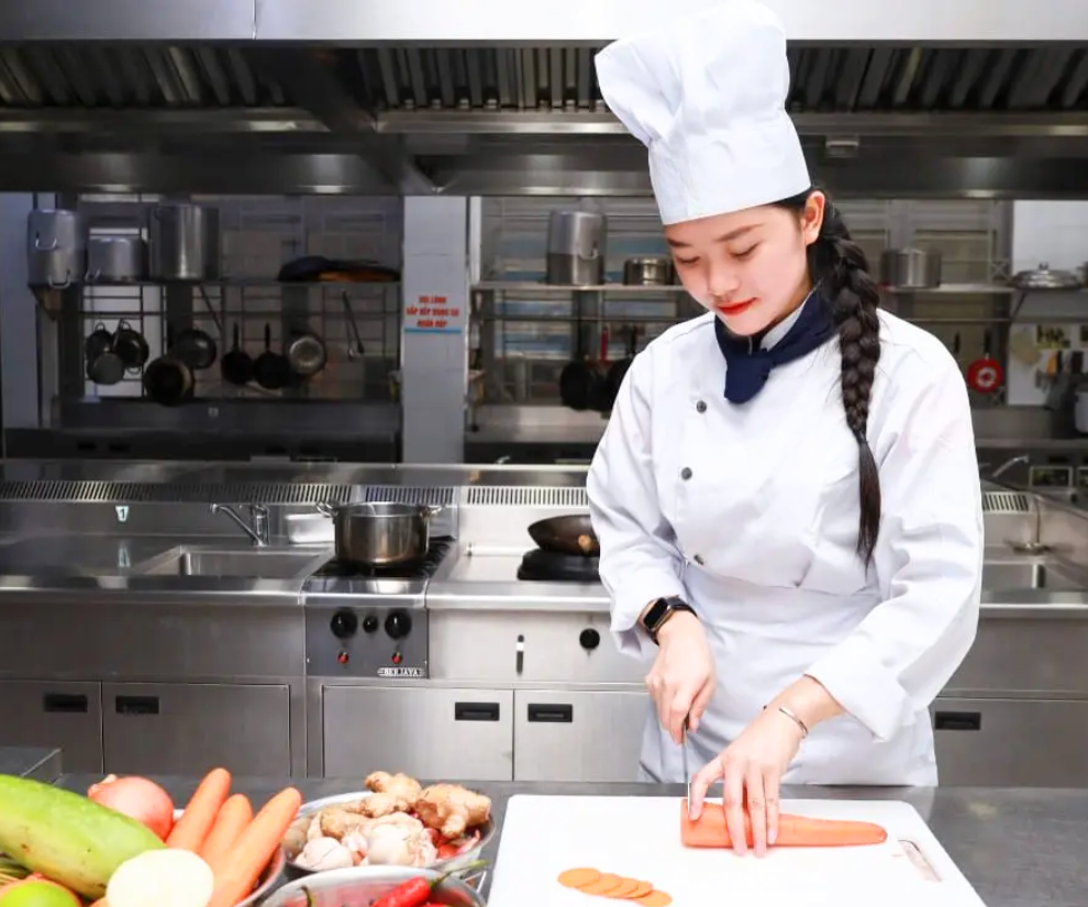 Từ nhà hàng bình dân, khách sạn 5 sao đến resort cao cấp, các đơn vị đều “khát” đầu bếp có tay nghề và khả năng sáng tạo cao.