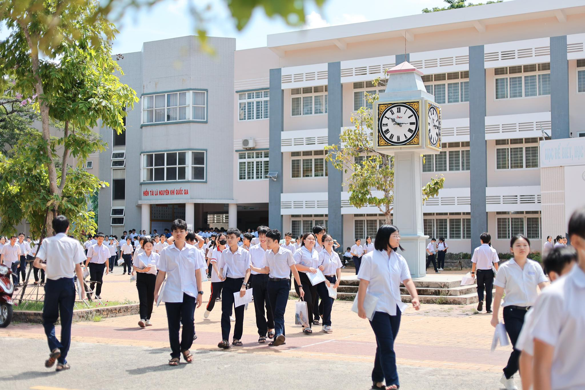 Kỳ thi tuyển sinh 2025 vừa qua của trường THPT Chuyên Lê Quý Đôn thu hút sự quan tâm của nhiều học sinh, phụ huynh. Tỉ lệ chọi cao nhất thuộc về môn chuyên Ngữ Văn khi 3 thí sinh dự thi chỉ có 1 người đậu.