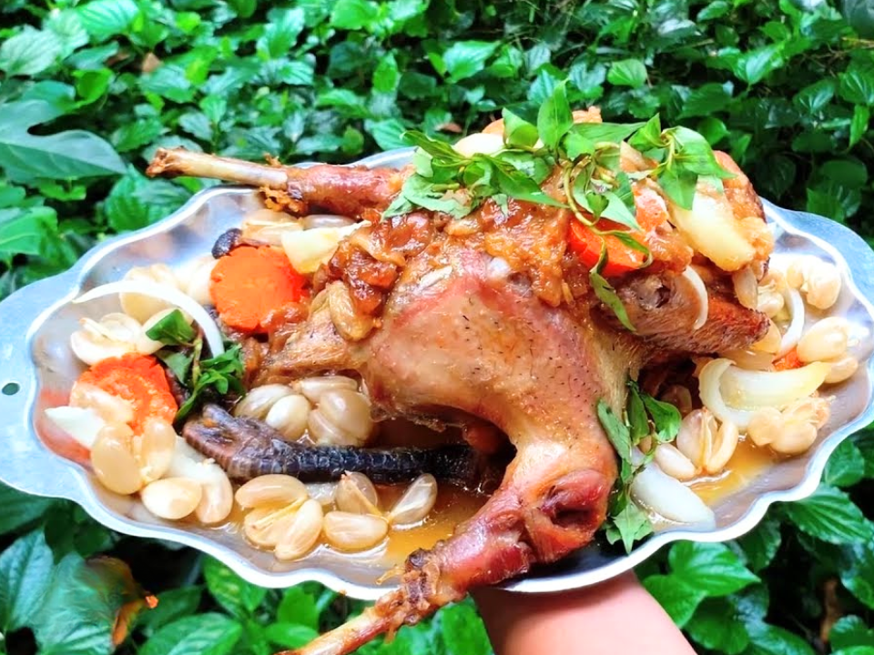 Đến Cần Thơ, món gà um dâu Hạ Châu là đặc sản nhất định phải thử. Vị chua thanh của dâu thấm vào thịt gà mềm ngọt tạo nên hương vị hài hòa, lạ miệng mà khó nơi nào có được, khiến du khách ăn một lần là nhớ mãi.