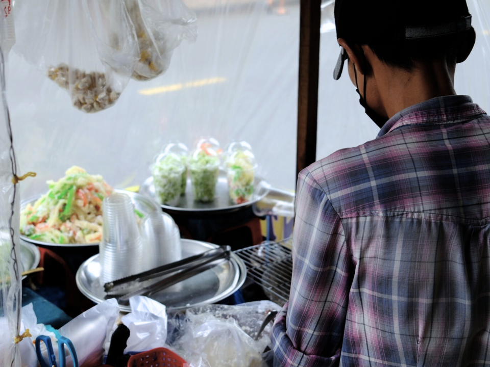 Đứng bán buôn cả ngày nên đôi khi anh ê ẩm, đau nhức khắp người nhưng nghĩ đến con, anh lại có động lực tiếp tục phấn đấu.