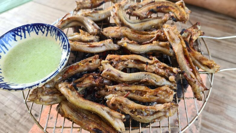 Rắn mối được chế biến thành nhiều món như nướng muối ớt, xào sả ớt, chiên bột, rang me hoặc nấu cháo.