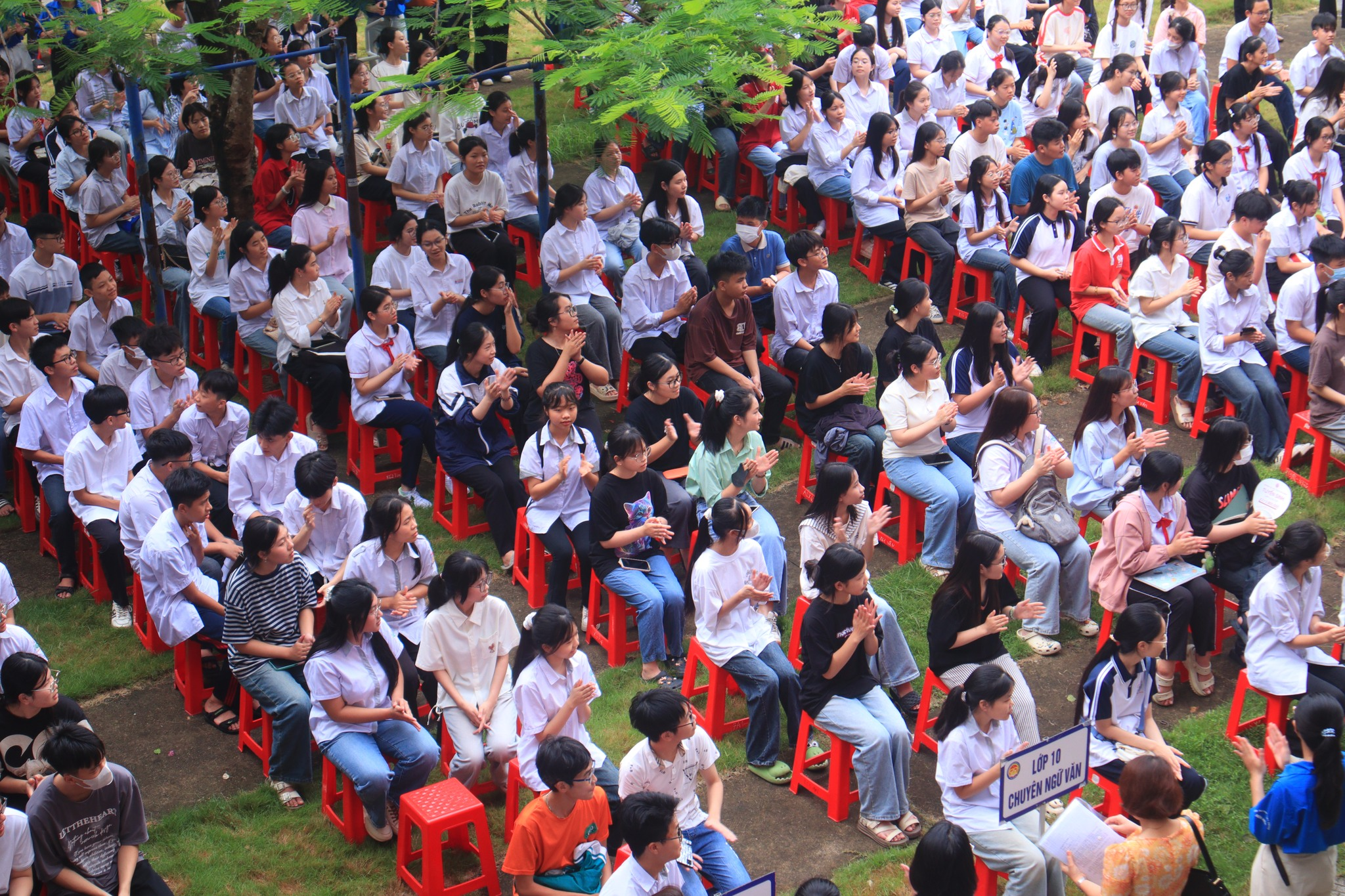 Trong kỳ tuyển sinh vừa qua, các lớp chuyên Tin, Toán và Văn đều đạt tỉ lệ chọi lên đến 1/7, điểm chuẩn của trường dao động 31,5-37,5 điểm.