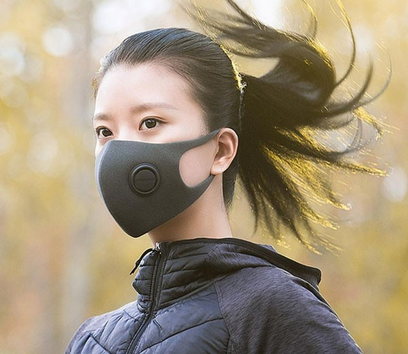 Khẩu trang là vật dụng mà bất kỳ ai cũng nên trang bị khi ra ngoài, đặc biệt trong những ngày bụi mịn tăng cao.