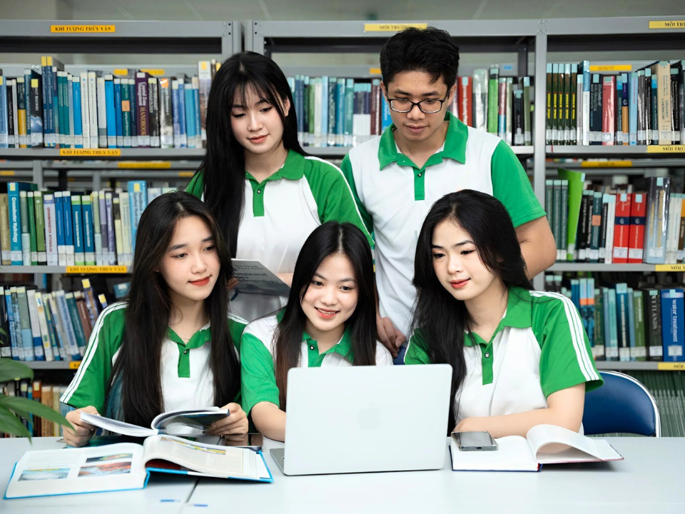 Ngành Quản lý biển ngày nay chỉ có vài trường đào tạo nhưng nhu cầu nhân lực lớn. Do đó, sinh viên ra trường sẽ ít bị cạnh tranh, dễ tìm được công việc phù hợp.