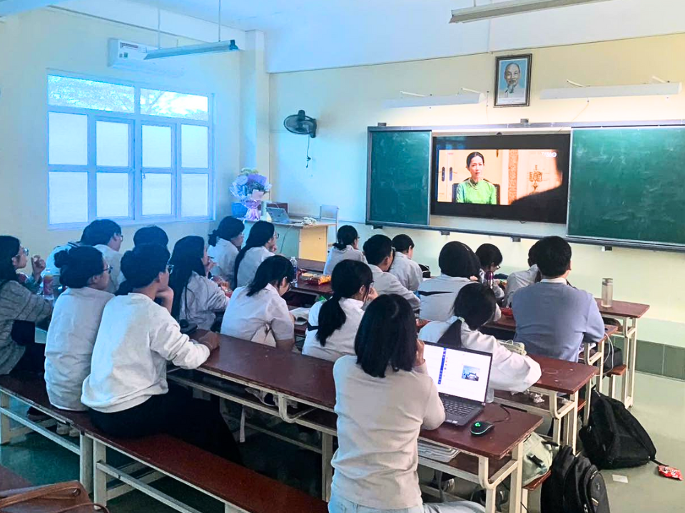 Phòng học tại trường THPT Chuyên Thái Bình được trang bị hiện đại, có máy chiếu, tivi để phục vụ hoạt động dạy học, sinh hoạt ngoại khóa.
