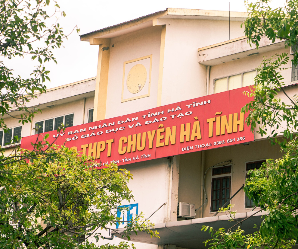 Hơn 30 năm qua trường THPT Chuyên Hà Tĩnh luôn chú trọng thu hút nhân tài, bồi dưỡng nhân lực để từng bước đảm bảo về số lượng và nâng cao chất lượng dạy học.