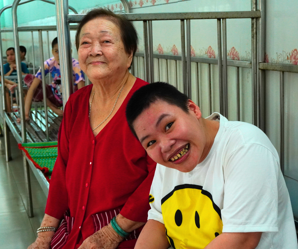 Không cầm lòng trước những đứa trẻ co quắp tay chân, cười nói ngơ ngác, má Mười chọn căn nhà mẹ ruột của mình làm nơi cưu mang các cháu.