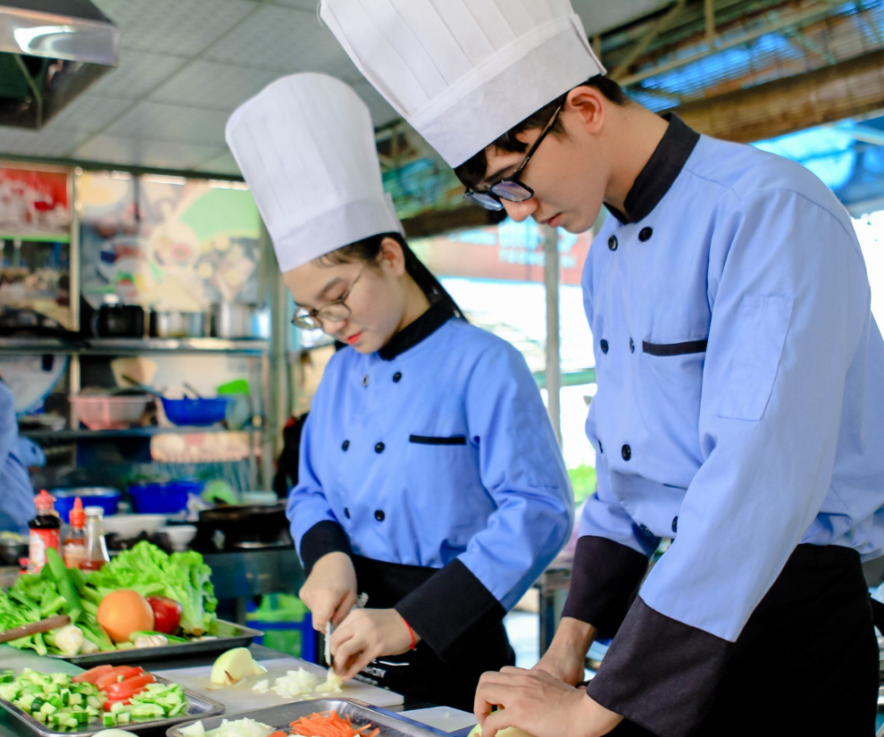 Ngay từ năm nhất, sinh viên đã có thể tham gia thực tập tại các nhà hàng, khách sạn, hoặc tham gia các cuộc thi ẩm thực để cọ xát và tích lũy kinh nghiệm thực tế.