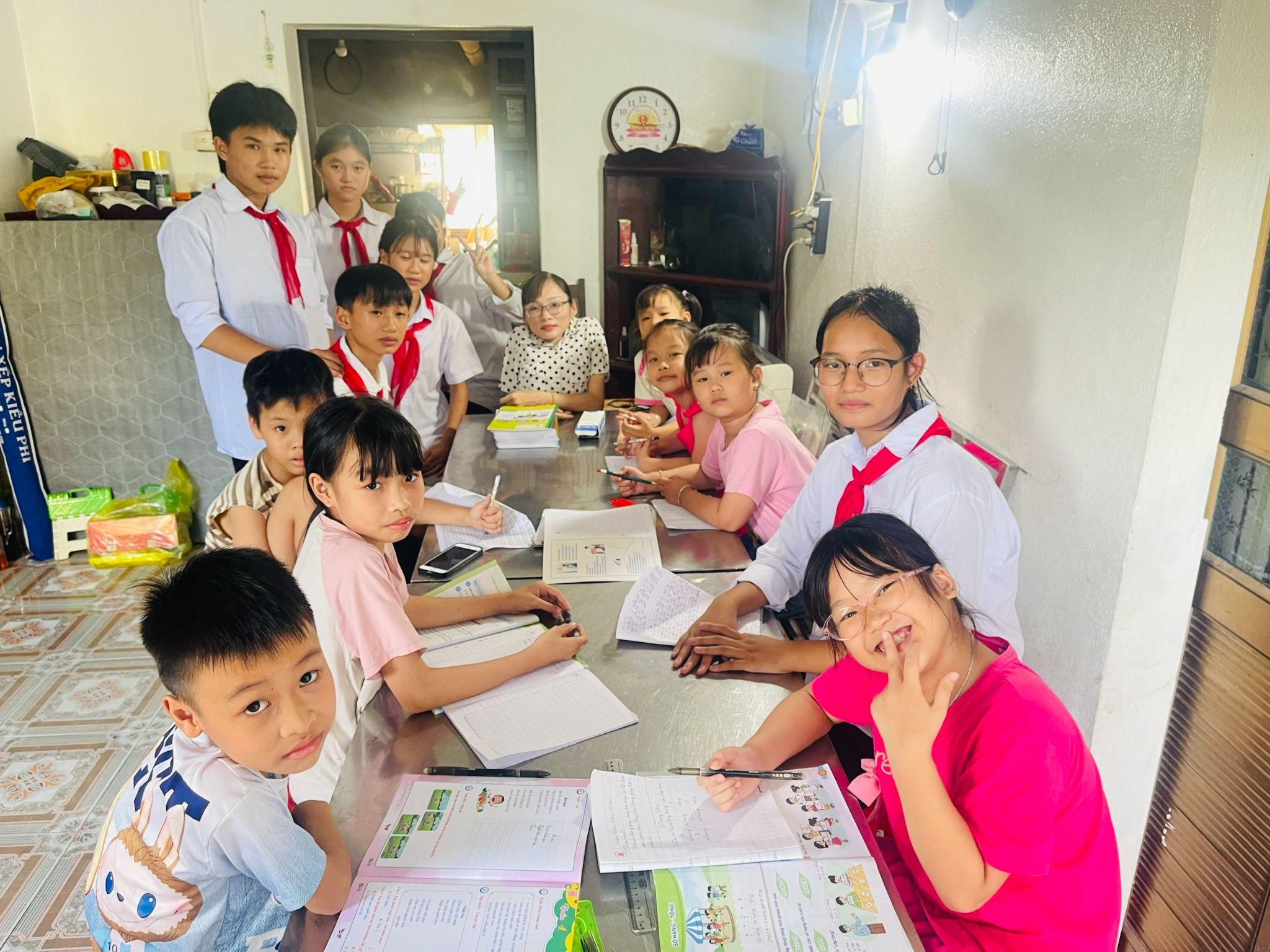 Lớp học “5 không” của cô Ngọc Tâm trở thành điểm đến đặc biệt của những đứa trẻ trong vùng. Ở đó, học trò của cô không chỉ học chữ, mà còn học về nghị lực, về sự lương thiện và niềm tin vào cuộc đời.