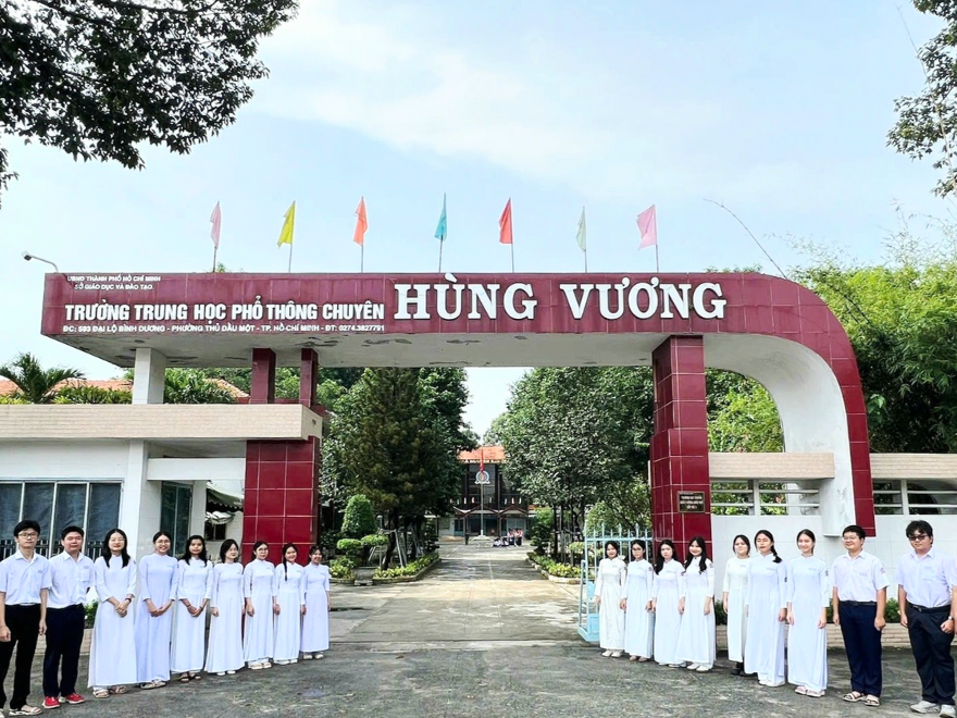 Đội ngũ giáo viên hơn 90 thành viên với nhiều thầy cô là giáo viên giỏi, có kinh nghiệm bồi dưỡng chuyên sâu. Từ đó, tạo tiền đề để phát hiện và đào tạo học sinh giỏi.