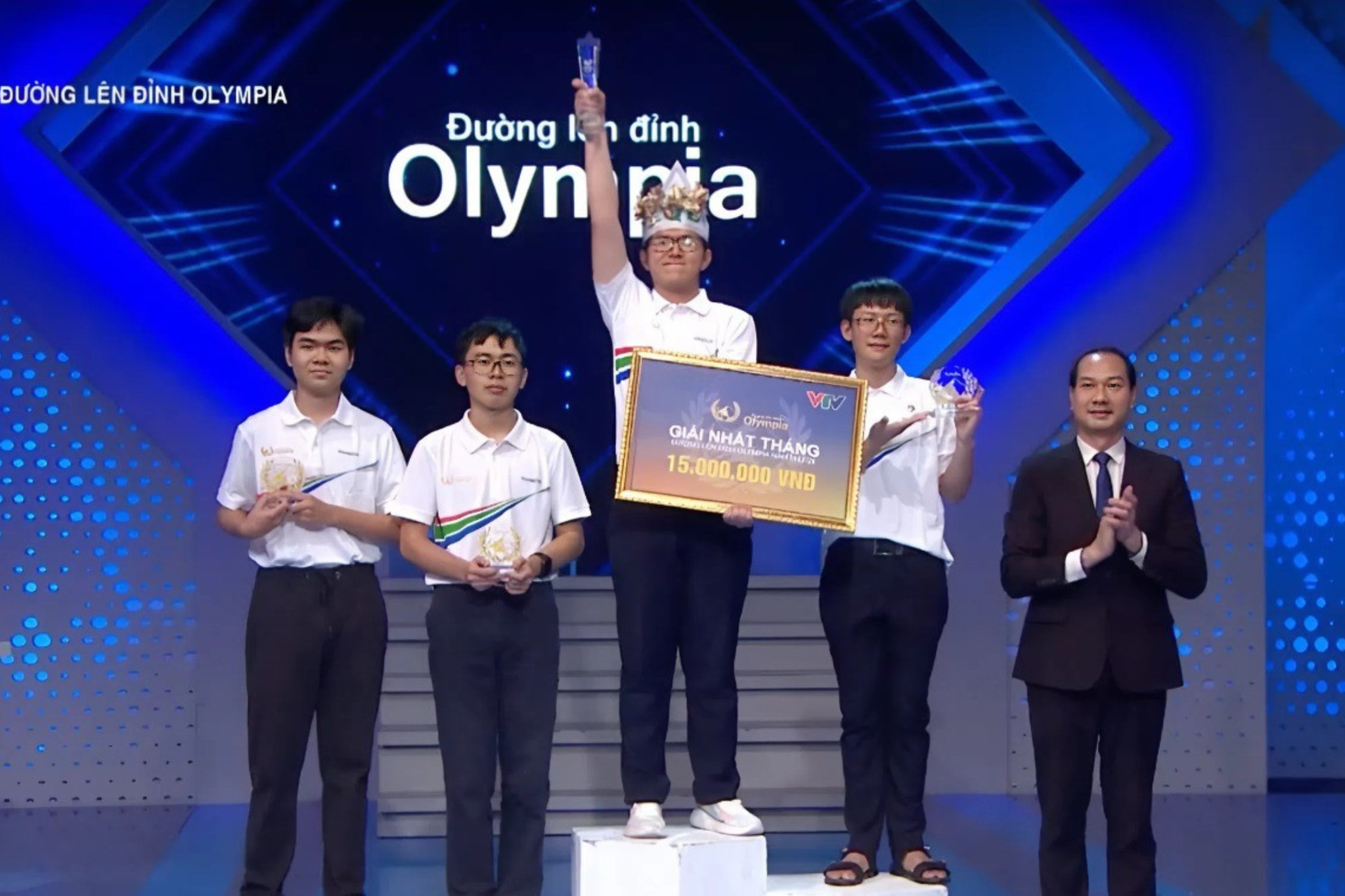 Nam sinh trường THPT Chuyên Lê Quý Đôn - người bước vào cuộc thi Tháng với “tấm vé vớt” đã xuất sắc lội ngược dòng để chiến thắng, giành vé vào cuộc thi Quý 1.