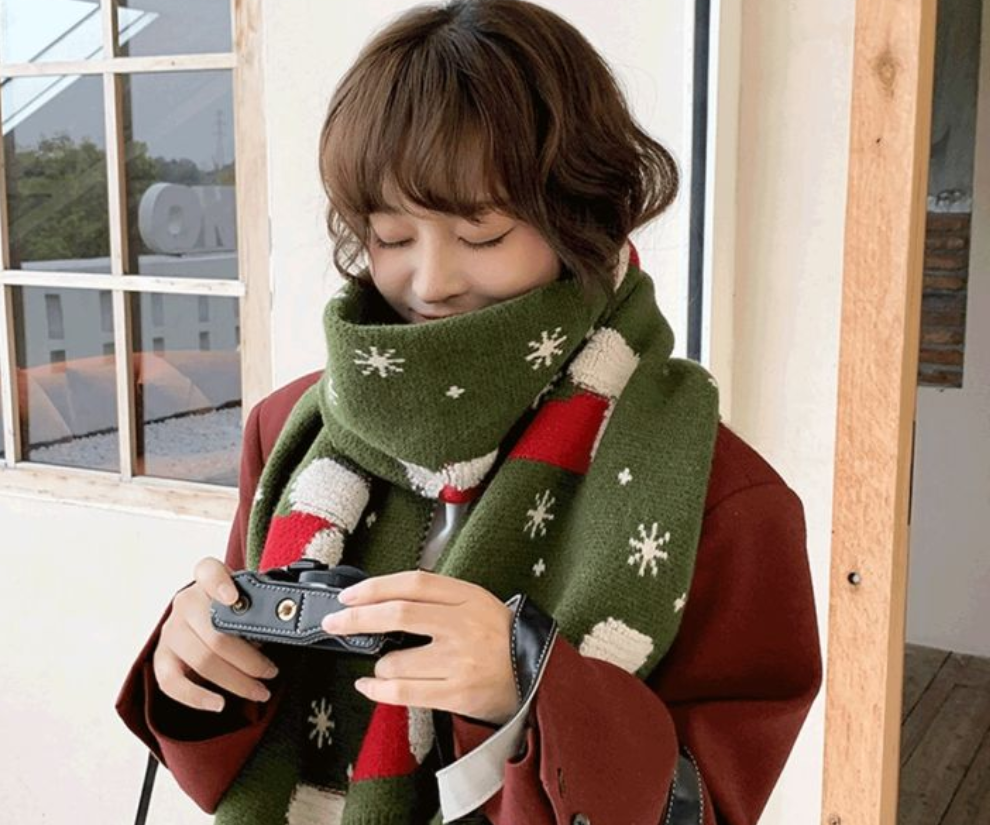 Khăn len, khăn dệt, khăn cashmere hay khăn voan ấm đều dễ phối cùng áo khoác, đầm len, váy dạ tweed, tạo điểm nhấn ấm áp mà tinh tế.