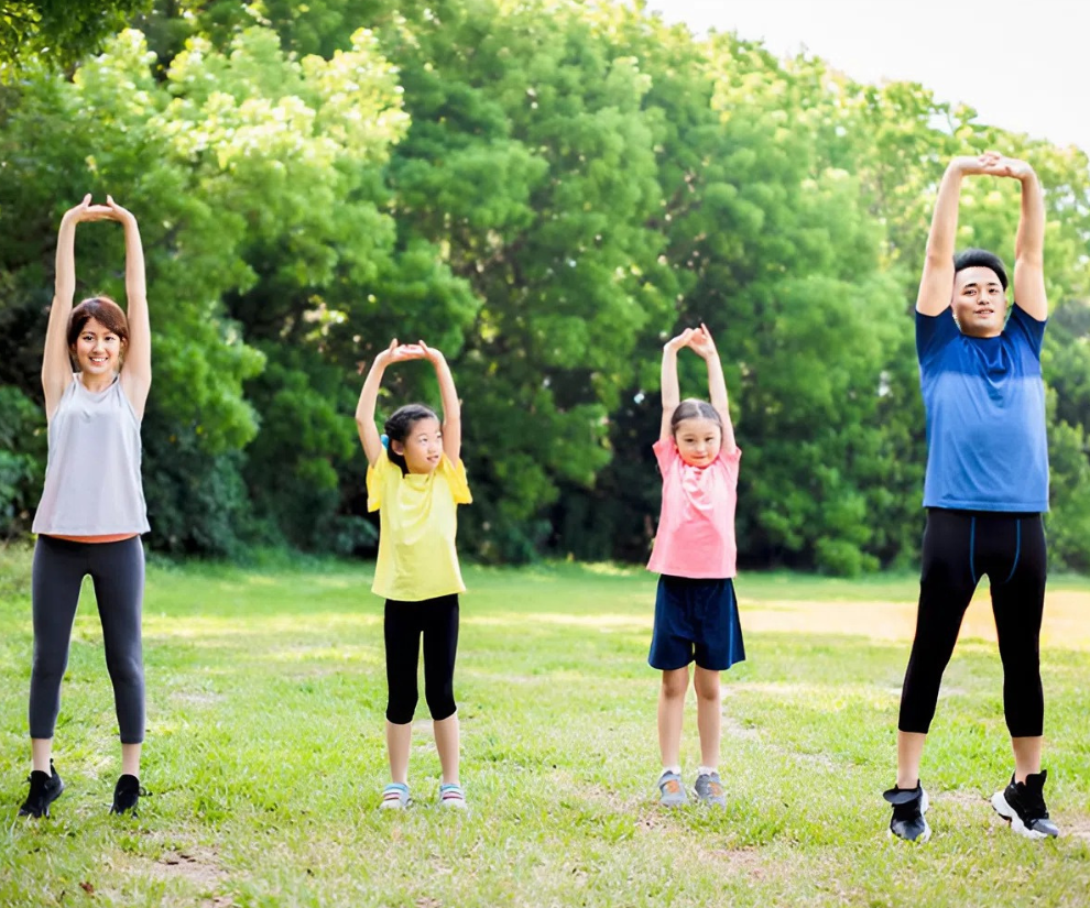 Với trẻ lớn, có thể bắt đầu bằng vài động tác vươn vai, chạy nhảy nhẹ hoặc vận động theo nhạc để làm ấm cơ thể. Riêng trẻ sơ sinh, bố mẹ kết hợp xoa bóp nhẹ nhàng giúp kích thích tuần hoàn và đánh thức cơ thể tự nhiên.