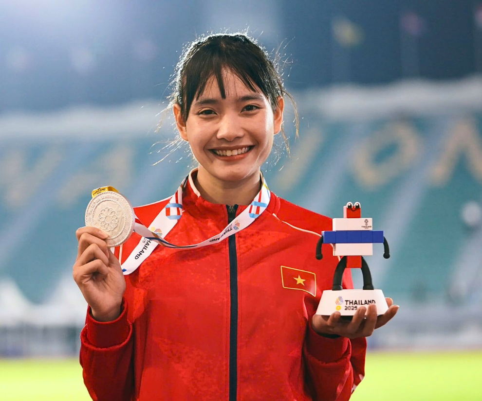 Ngay từ những ngày thi đấu đầu tiên, hình ảnh của Linh đã xuất hiện dày đặc trên các trang thể thao và mạng xã hội Thái Lan. Truyền thông nước chủ nhà không chỉ nói về thành tích chuyên môn mà còn dành nhiều lời khen cho phong thái thi đấu tự tin, nụ cười xinh xắn và dáng chạy thanh thoát của cô gái Việt Nam mới 19 tuổi.