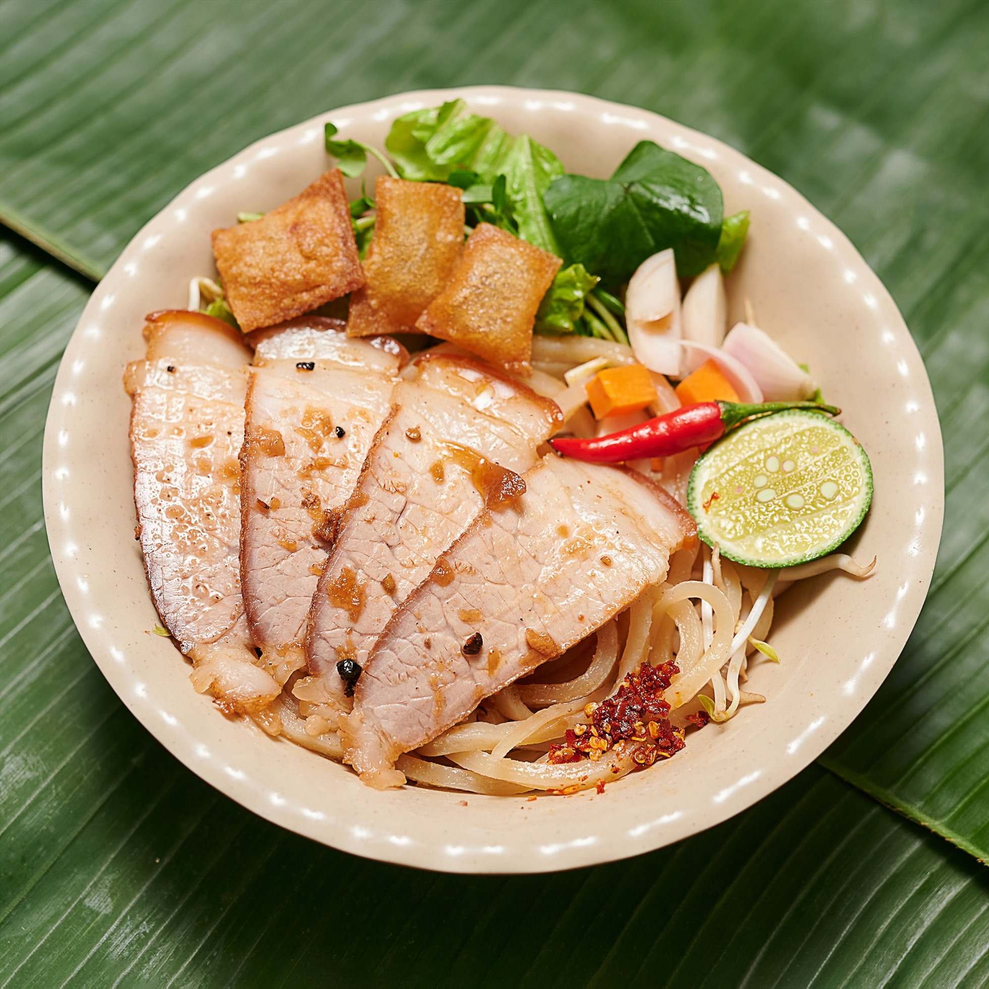 Khác Với Mì Quảng, Cao Lầu Hầu Như Không Sử Dụng Nước Dùng. Món Ăn Gồm Sợi Mì Trộn Cùng Thịt Xá Xíu Thái Mỏng, Tóp Mỡ, Rau Sống Và Một Lượng Nhỏ Nước Sốt Đậm Vị. Sự Kết Hợp Này Tạo Nên Cảm Giác Chắc Bụng, Với Điểm Nhấn Là Độ Dai Của Sợi Mì, Vị Mặn Ngọt Của Thịt Và Độ Tươi Mát Của Rau Ăn Kèm.