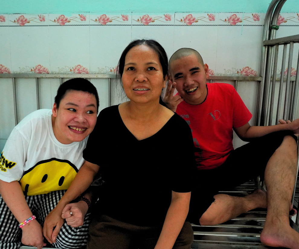 Nhờ có chị Hòa và các bảo mẫu, má Mười mới đỡ cực hơn đôi phần.