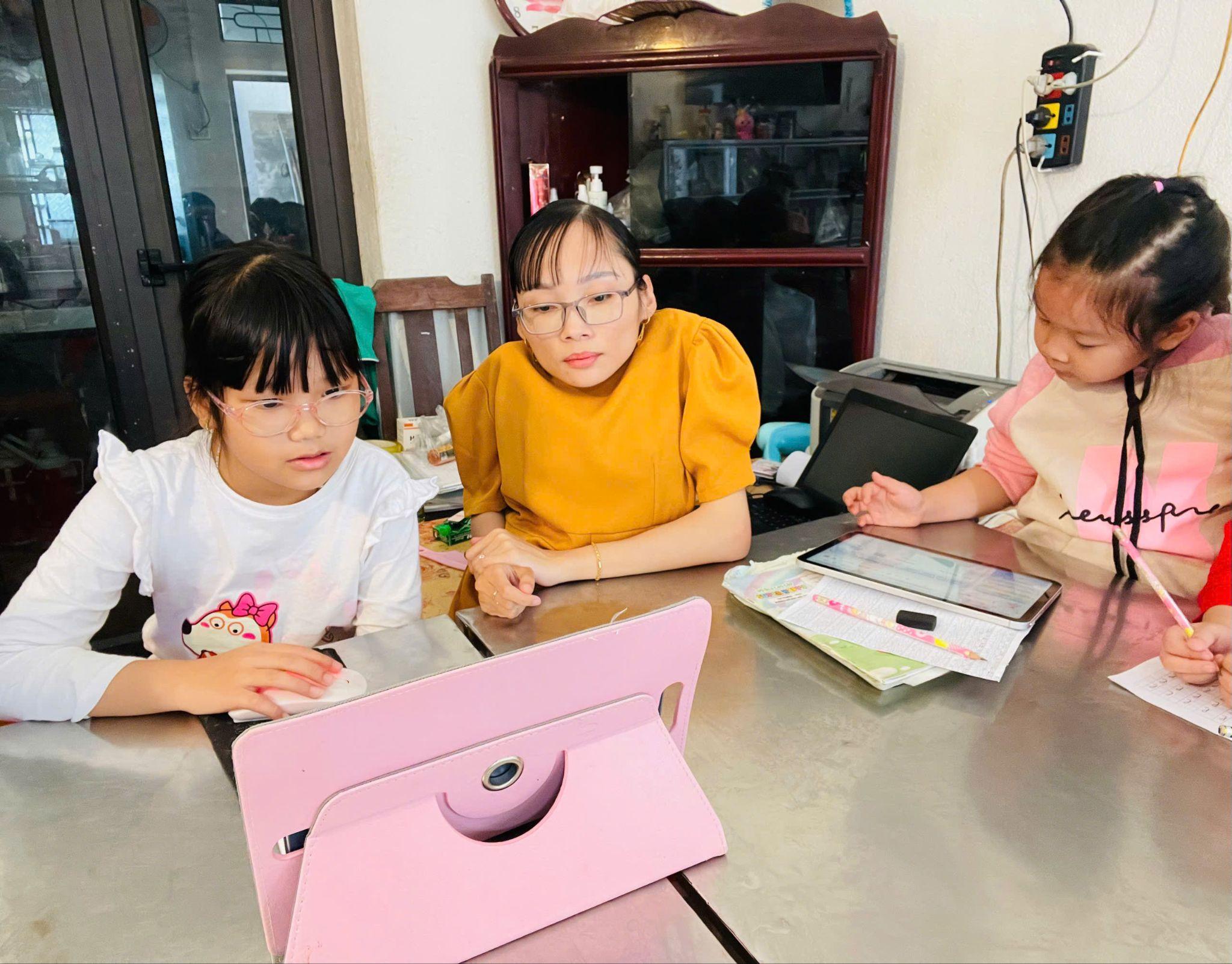 Không chỉ dạy chữ, cô giáo thủy tinh còn gieo đam mê, hình thành nhân cách, nuôi dưỡng ước mơ và tiếp thêm nghị lực để các em vững bước trong cuộc sống.