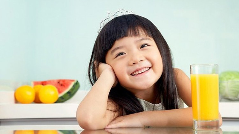 Nước ép trái cây, rau củ tươi có nhiều chất dinh dưỡng, dễ uống thích hợp bổ sung vào thực đơn hằng ngày cho bé.