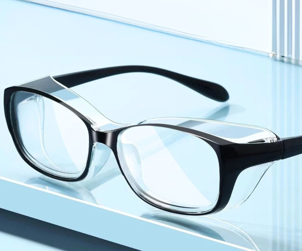 Khi chọn mua, bạn nên ưu tiên kính ôm mặt, gọng chắc, tròng chống tia UV và hạn chế để lộ khe hở hai bên. Với người đeo kính cận, có thể lựa chọn kính chụp bên ngoài hoặc đặt tròng chống bụi theo độ cận của mình.