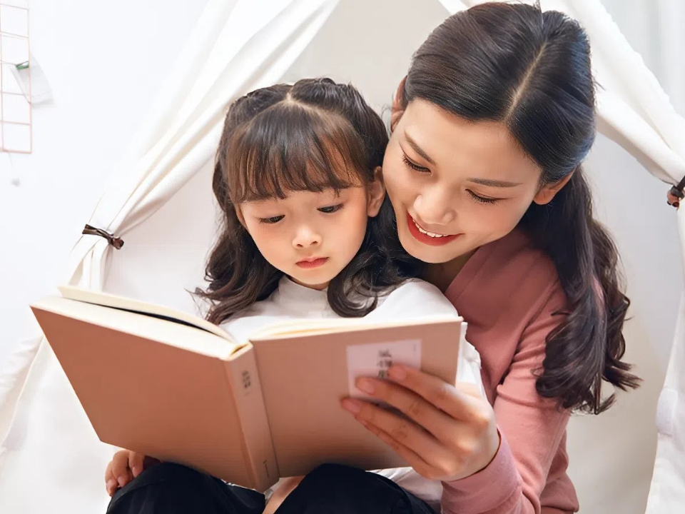 Tập thói quen không dùng thiết bị điện tử trước giờ ngủ không chỉ bảo vệ đôi mắt còn non yếu của trẻ, mà còn là “vaccine tự nhiên” giúp hệ miễn dịch khỏe mạnh hơn mỗi ngày.