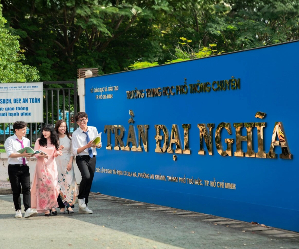 Với đầy đủ cơ sở vật chất từ thiết bị học cho lớp học đến phòng lab, phòng vi tính và thư viện có 4000 đầu sách, nhà trường mang lại môi trường học tập thuận lợi cho học sinh.