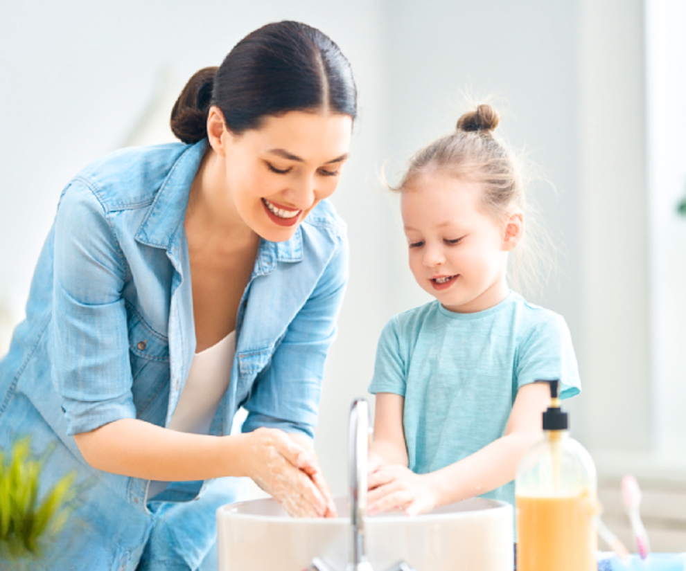 Hãy hướng dẫn con vệ sinh đúng cách ngay trước và sau khi ăn, sau khi đi vệ sinh.. sẽ giúp con có ý thức chủ động trong việc bảo vệ sức khỏe của mình.