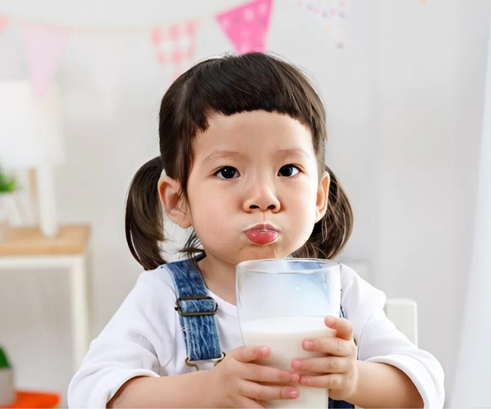 Sữa uống cung cấp nguồn canxi, protein, vitamin và khoáng chất thiết yếu, giúp xương chắc khỏe, hỗ trợ tăng trưởng thể chất, tăng cường năng lượng và góp phần nâng cao sức đề kháng cho cơ thể mỗi ngày.